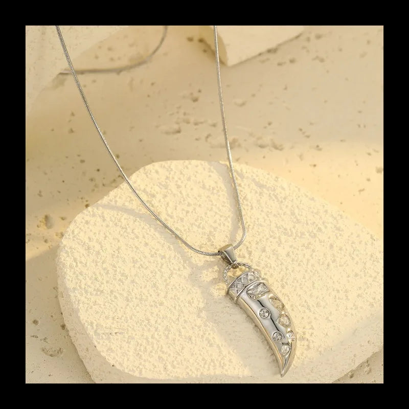 Trendy Fashion Niche Horn Pendant, Colored Zircon Necklace Does Not Fade, Personalized Design, High-end Clavicle Chain